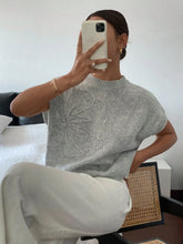 Elegant 3D floral pattern round neck knitted sweater vest for women's clothing