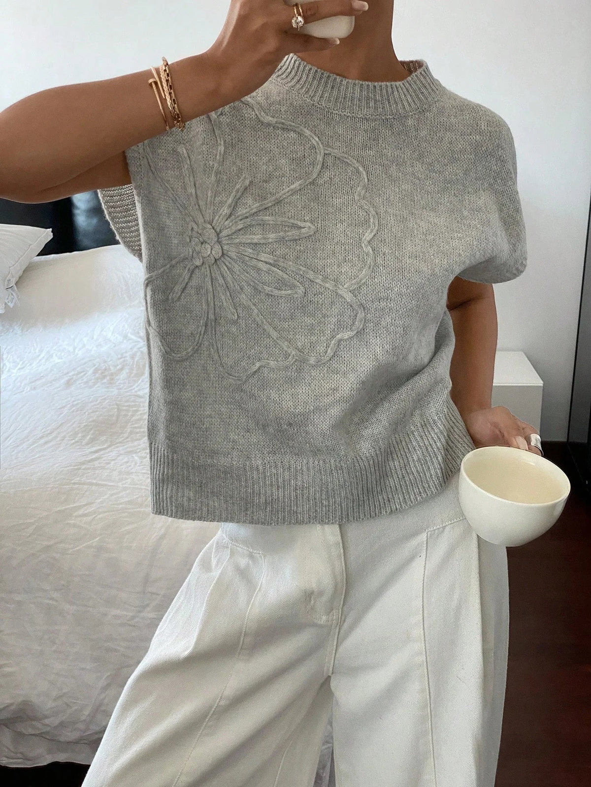 Elegant 3D floral pattern round neck knitted sweater vest for women's clothing